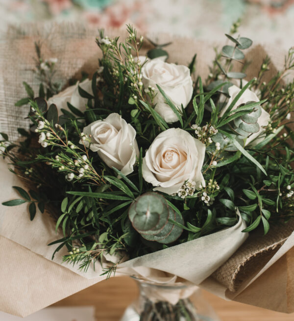 Ramo Rosas Blancas Clásico - Imagen 3