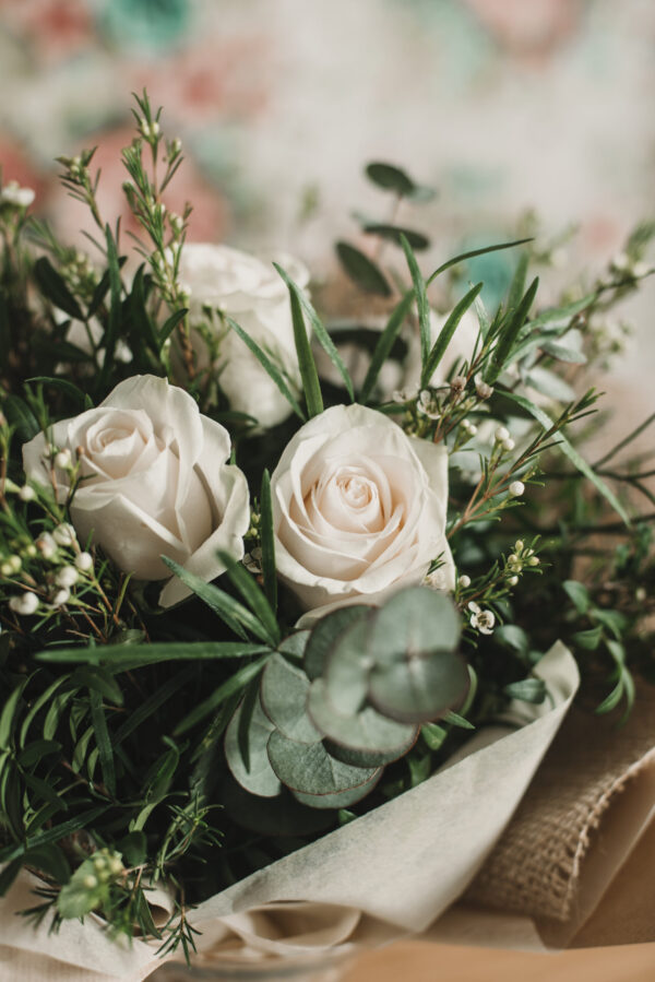 Ramo Rosas Blancas Clásico - Imagen 4