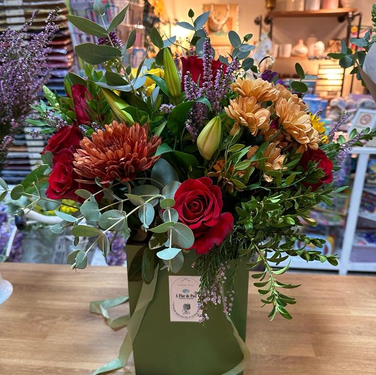 ramo de flores con tonos primaverales y suaves